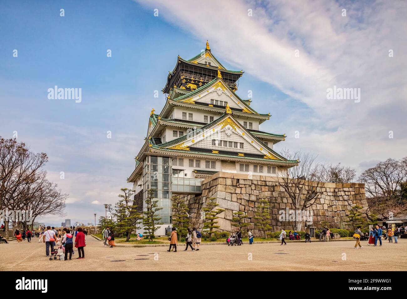 28. März 2019: Osaka, Japan - die Besucher vor dem Bergfried der Burg Osaka Stockfoto