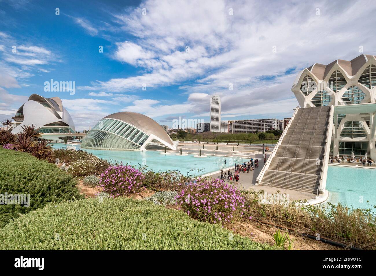 3. März 2020: Valencia, Spanien - das Museu de Le Ciencies oder Wissenschaftsmuseum auf der rechten Seite, in der Stadt der Künste und Wissenschaften in Valencia, mit dem Hemisf Stockfoto