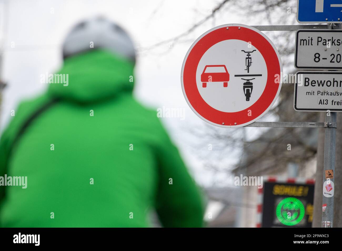 Mainz, Deutschland. April 2021. Ein Schild am Gautor weist darauf hin, dass  Autos das Überholen von Fahrrädern und Motorrädern verboten sind. Der Trend  zu Fahrrädern und E-Bikes, der auch in der Corona-Pandemie