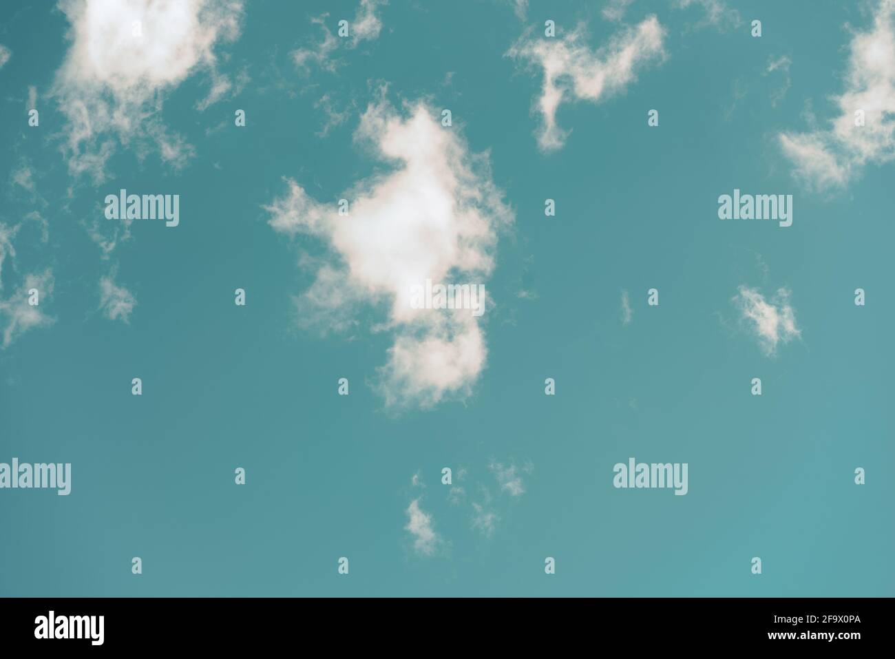 Weiße Wolken in einem türkisfarbenen Tageslichthimmel Stockfoto