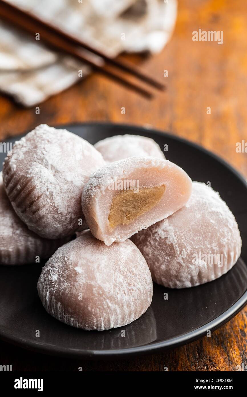 Süßes japanisches Mochi Dessert auf dem Teller. Stockfoto