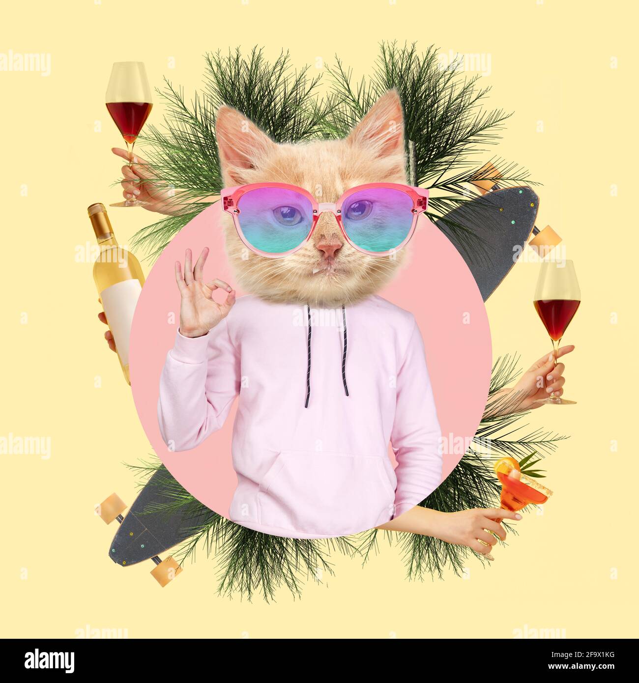 Zeitgenössische Kunstcollage, modernes Design. Partylaune. Mann in pinkem Outfit, angeführt von einer stilvollen Katze, umgeben von Cocktailgläsern Stockfoto