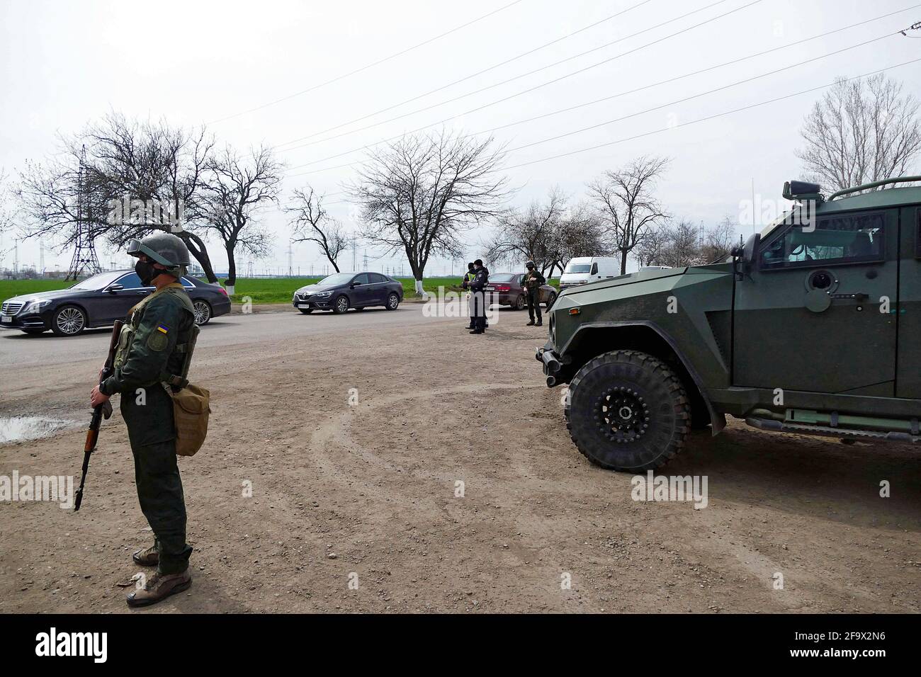 REGION ODESA, UKRAINE - 20. APRIL 2021 - Mitarbeiter des Sicherheitsdienstes der Ukraine, die von Gesetzeshütern der Region Odesa unterstützt werden, kontrollieren den Gegenterror Stockfoto