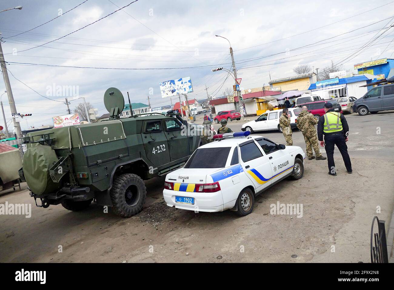 REGION ODESA, UKRAINE - 20. APRIL 2021 - Mitarbeiter des Sicherheitsdienstes der Ukraine, die von Gesetzeshütern der Region Odesa unterstützt werden, kontrollieren den Gegenterror Stockfoto