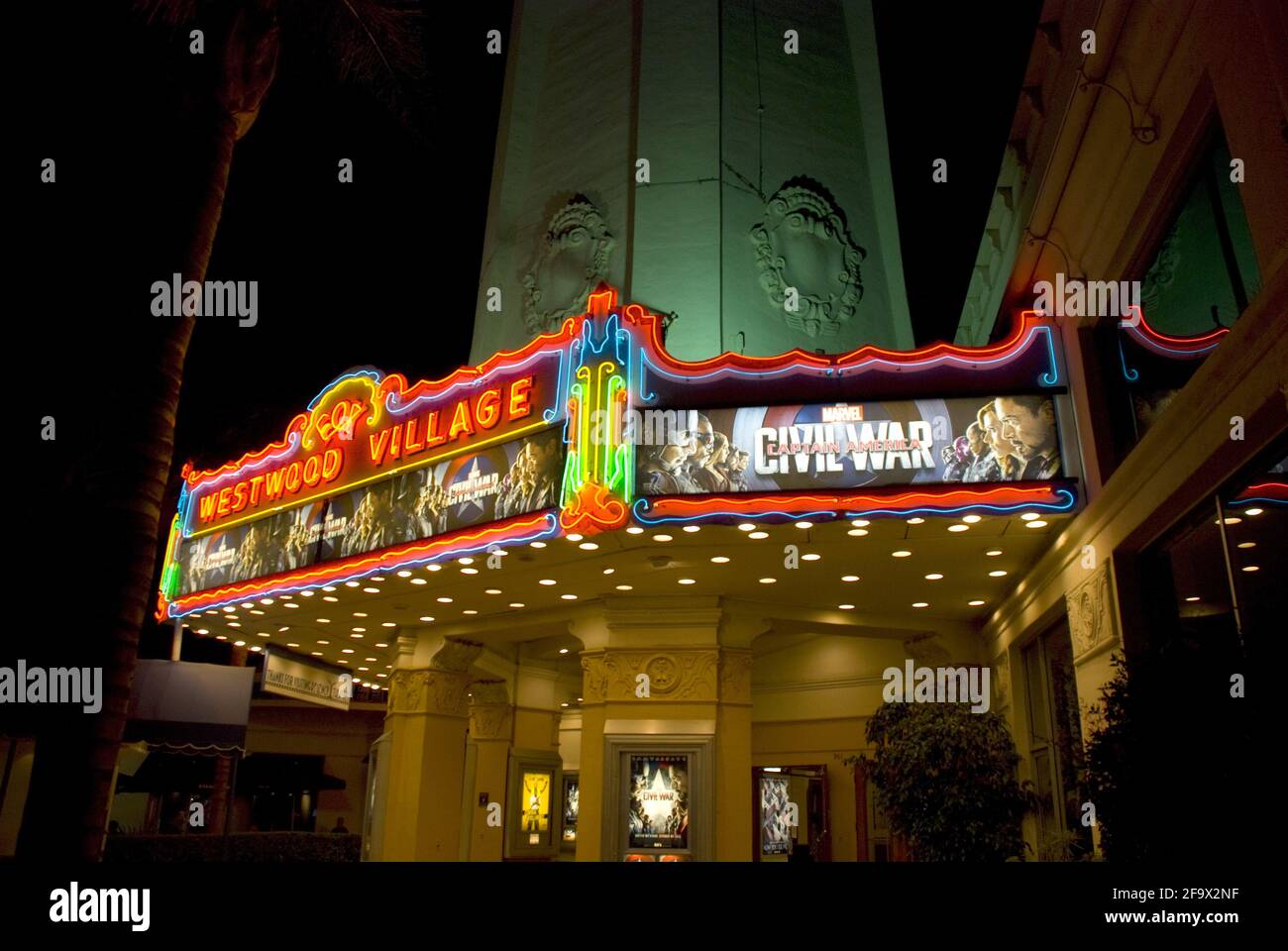 WESTWOOD VILLAGE, USA - 25. Mai 2016: Neonlichter im beleuchteten Westwood Village Kino bei Nacht, Los Angeles - USA Stockfoto