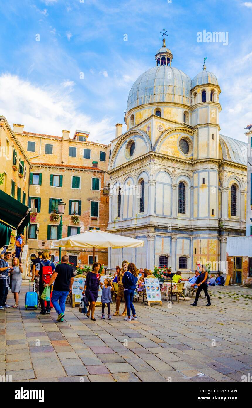 VENEDIG, ITALIEN, 20. SEPTEMBER 2015: Auf einem kleinen Platz vor der Kirche Santa Maria del Miracles in Venedig können die Menschen den Nachmittag genießen. I Stockfoto
