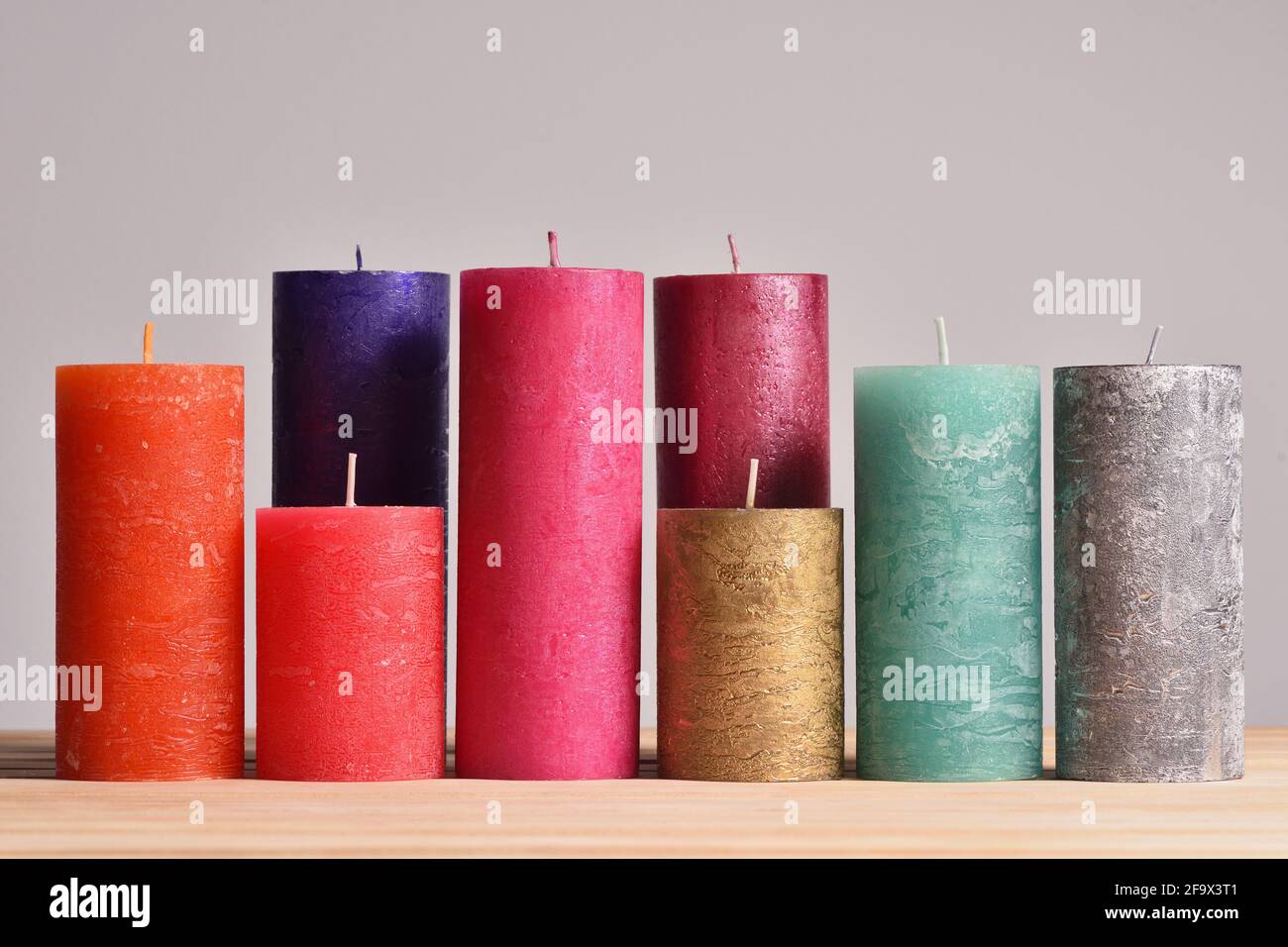 Set von Kerzen in verschiedenen Farben Stockfoto