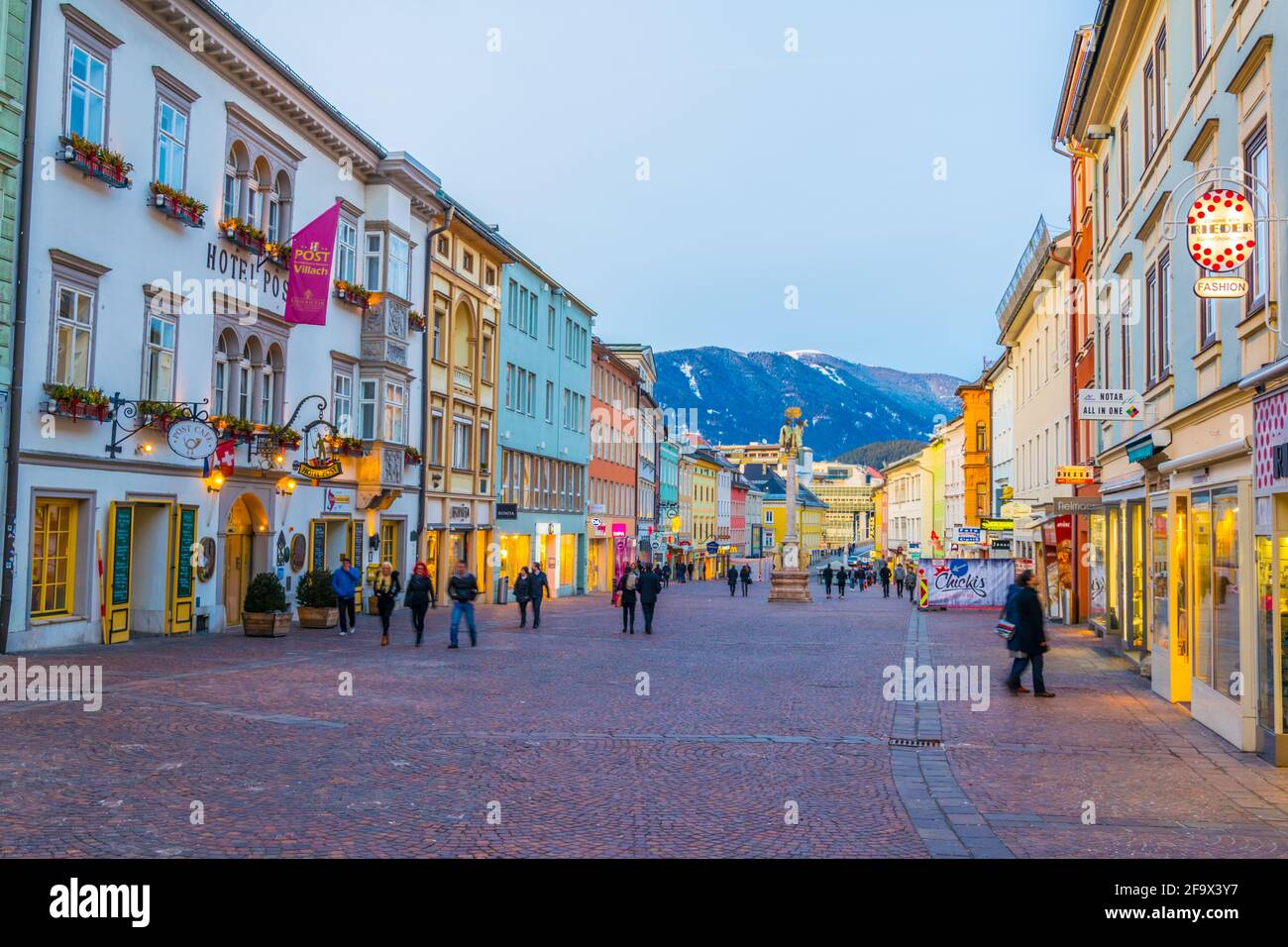 VILLACH, ÖSTERREICH, 20. FEBRUAR 2016: Blick auf den hauptplatz der österreichischen Stadt villach bei Sonnenuntergang. Stockfoto