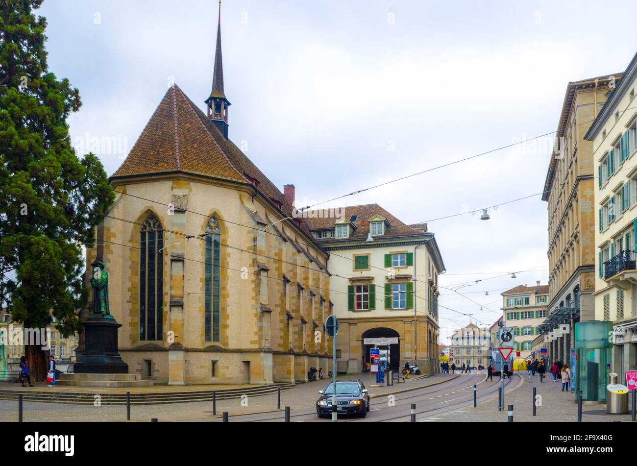 ZÜRICH, SCHWEIZ, 24. OKTOBER 2015: Blick auf das berühmte helmhaus neben dem grossmünster-Dom in der schweizer Stadt zürich Stockfoto