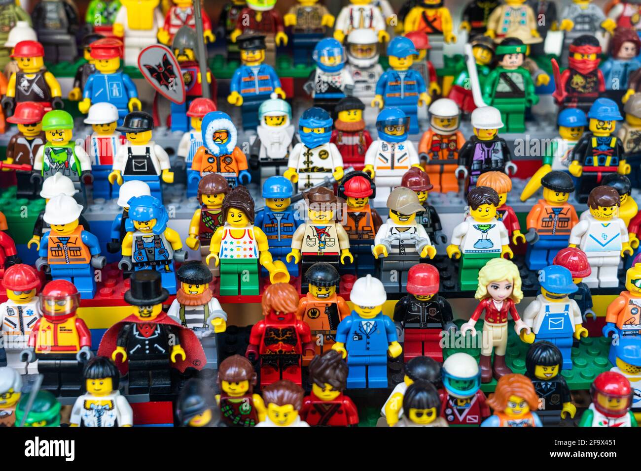 BARCELONA, SPANIEN - 08. JUNI 2019: Nahaufnahme von LEGO People Mini-Figuren im Laden Stockfoto