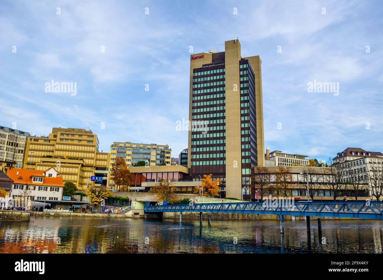 ZÜRICH, SCHWEIZ, 24. OKTOBER 2015: Blick auf ein Flussufer der limmat in zürich, das durch das Gebäude des Marriot Hotels eingeprägt wird. Stockfoto