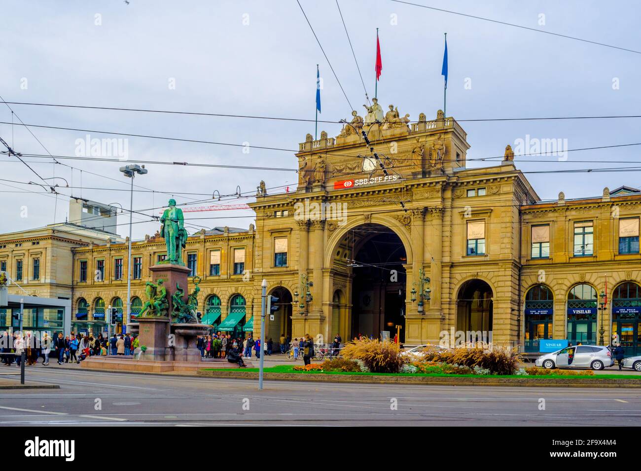 ZÜRICH, SCHWEIZ, 24. OKTOBER 2015: Blick auf den Hauptbahnhof in der schweizer Stadt zurichand einen Platz davor Stockfoto