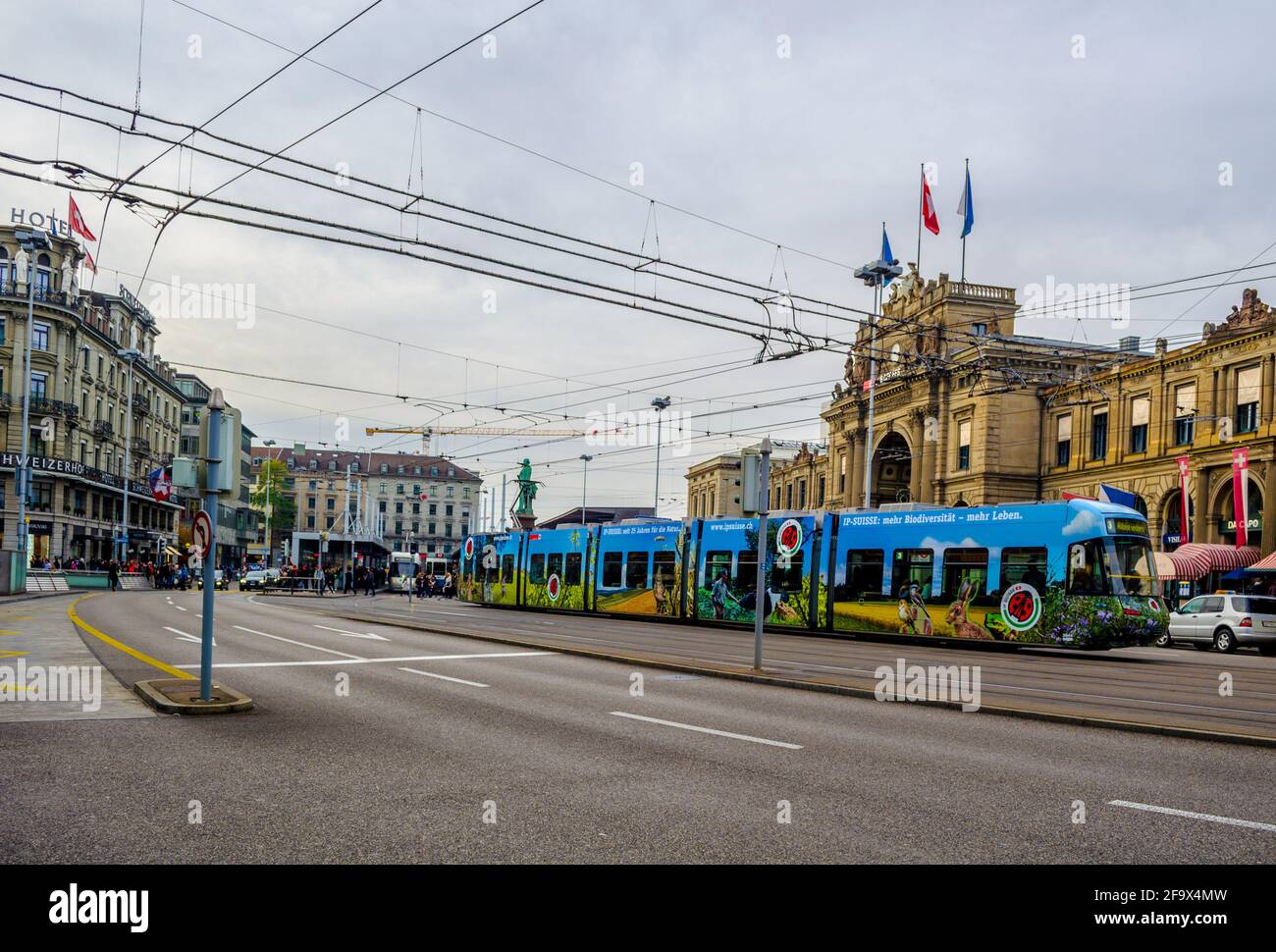 ZÜRICH, SCHWEIZ, 24. OKTOBER 2015: Blick auf den Hauptbahnhof in der schweizer Stadt zurichand einen Platz davor Stockfoto