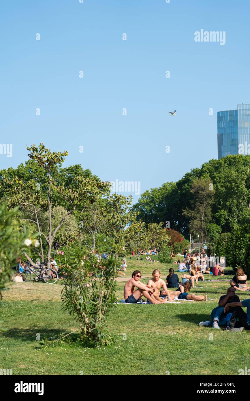 BARCELONA, SPANIEN - 08. JUNI 2019: Picknick und Entspannung am Sommertag im Parc de la Ciutadella oder im Citadel Park in Barcelona Stockfoto