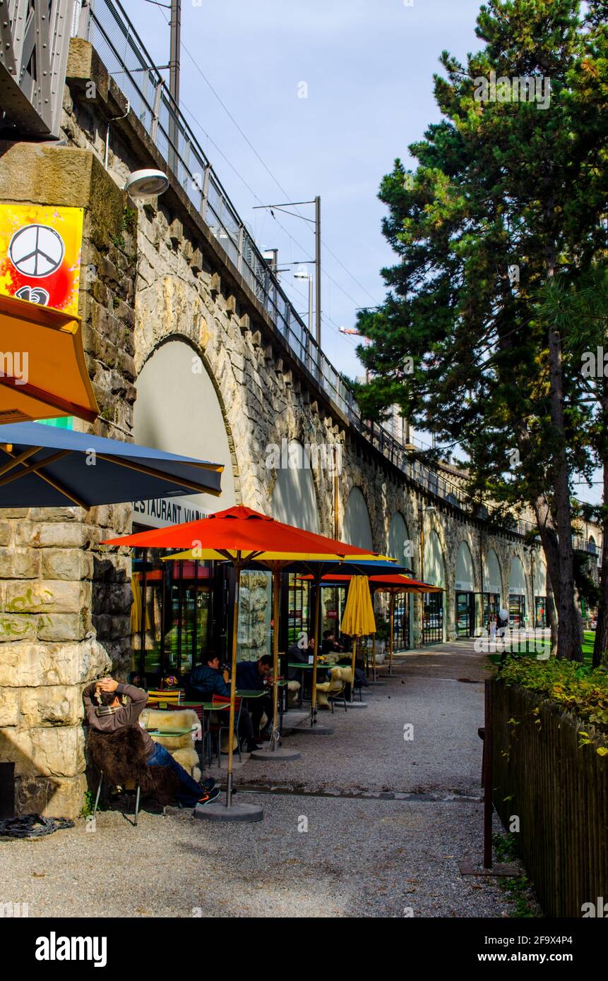 ZÜRICH, SCHWEIZ, 24. OKTOBER 2015: Blick auf ein Café unter dem viadukt von letten in der grössten Stadt der schweiz zürich Stockfoto