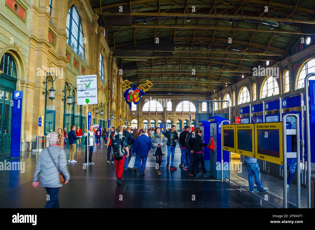 ZÜRICH, SCHWEIZ, 24. OKTOBER 2015: Abflug am Hauptbahnhof Zürich. Zürich ist die größte Stadt in der Schweiz Stockfoto