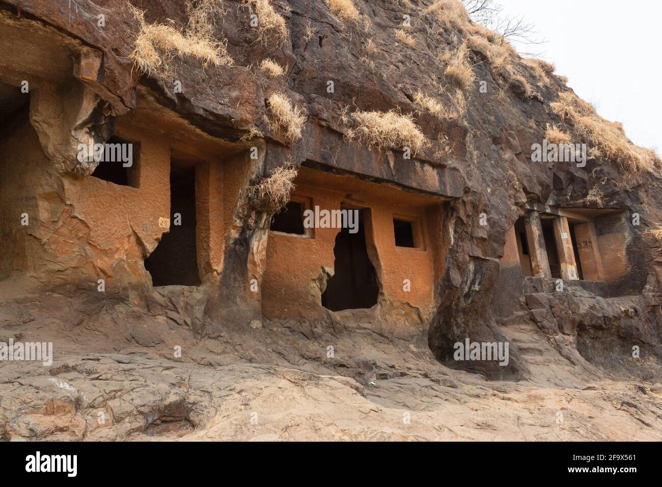 façade der Höhlen Nr. 25, 26 und 27. Gandharbale Buddhistische Höhlen. Gruppe von 30 buddhistischen Höhlen, 105 km südlich von Mumbai, in der Nähe von Mahad, Maharashtra, Indien Stockfoto