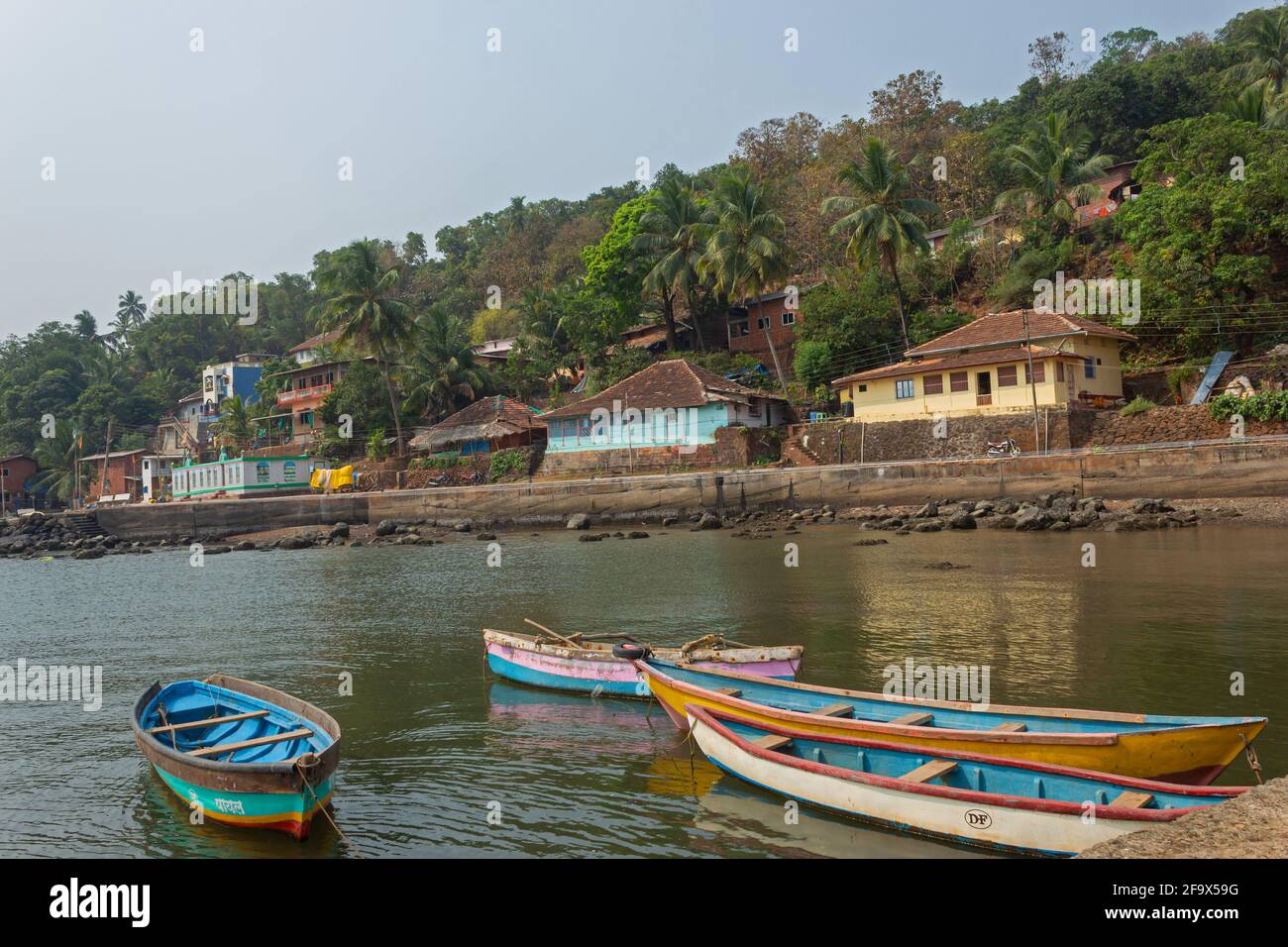 Blick auf Strandhäuser und Parkplätze für kleine Boote am Strand, Anjanvel, Konkan, Maharashtra, Indien. Stockfoto