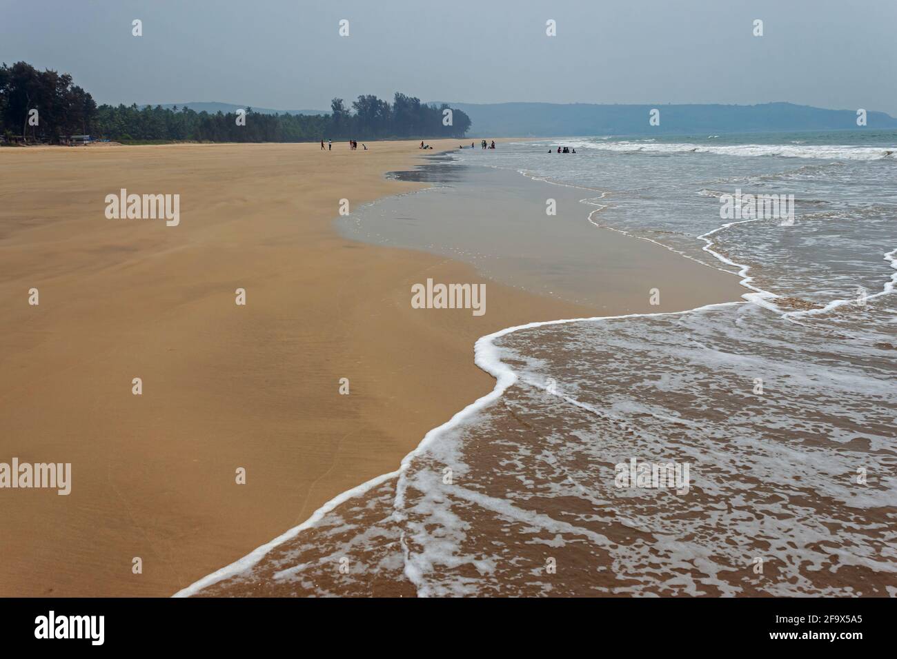 Blick auf den Strand von Guhagar mit kleinen Wellen und großem Sand. Ratnagiri Konkan, Maharashtra, Indien. Stockfoto