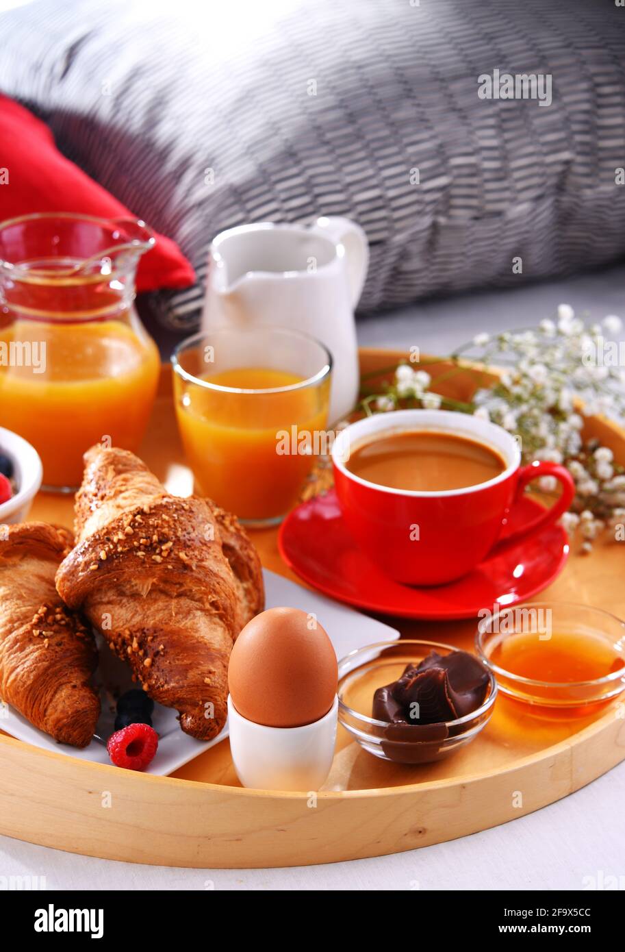 Ein Tablett mit Frühstück auf einem Bett in einem Hotelzimmer  Stockfotografie - Alamy
