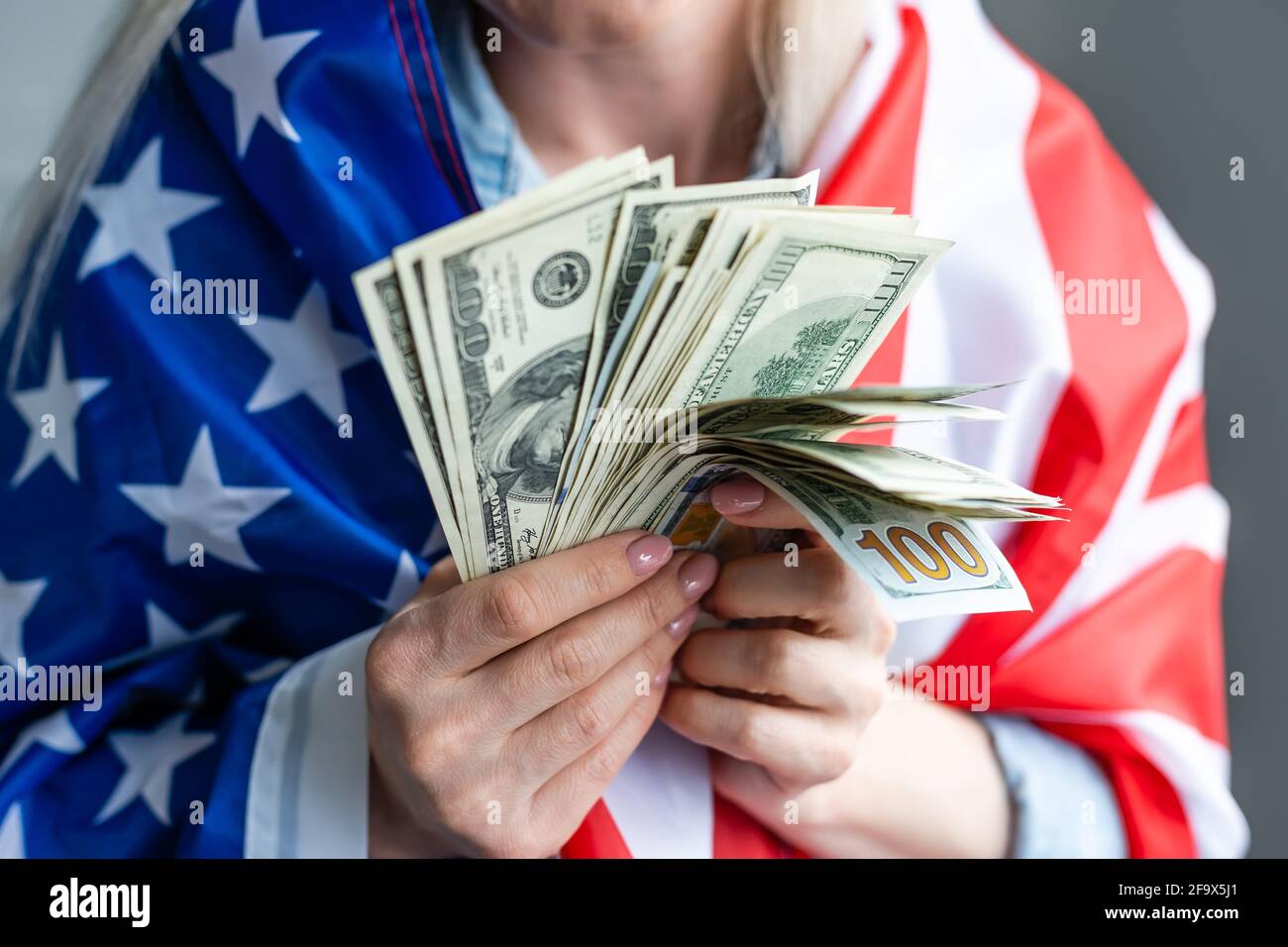 Frau mit Dollar und amerikanischer Flagge Stockfoto