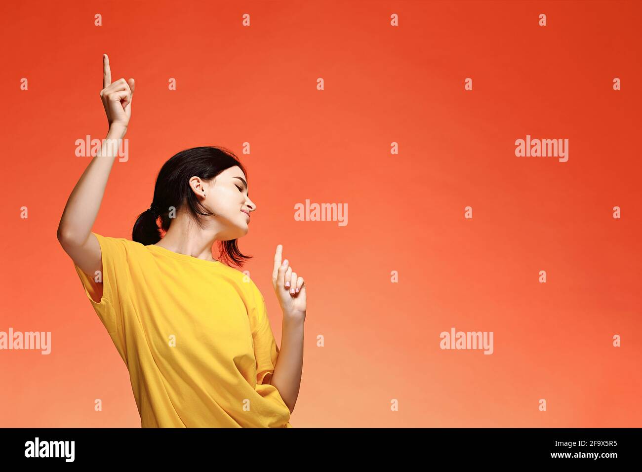 Lustige tanzende glückliche junge Frau Stockfoto