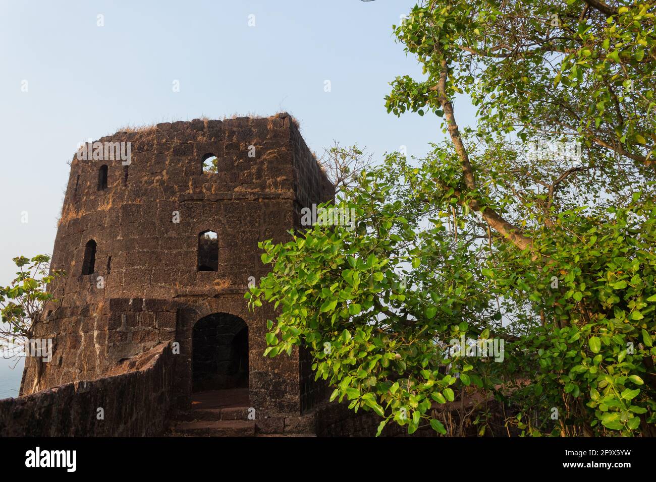 Seeseite Wachturm auf der Oberseite des Forts, Jaigad, Maharashtra, Indien. Mit Blick auf eine Bucht, die sich gebildet hat, wo der Fluss Shastri in das Arabische Meer einmündet Stockfoto