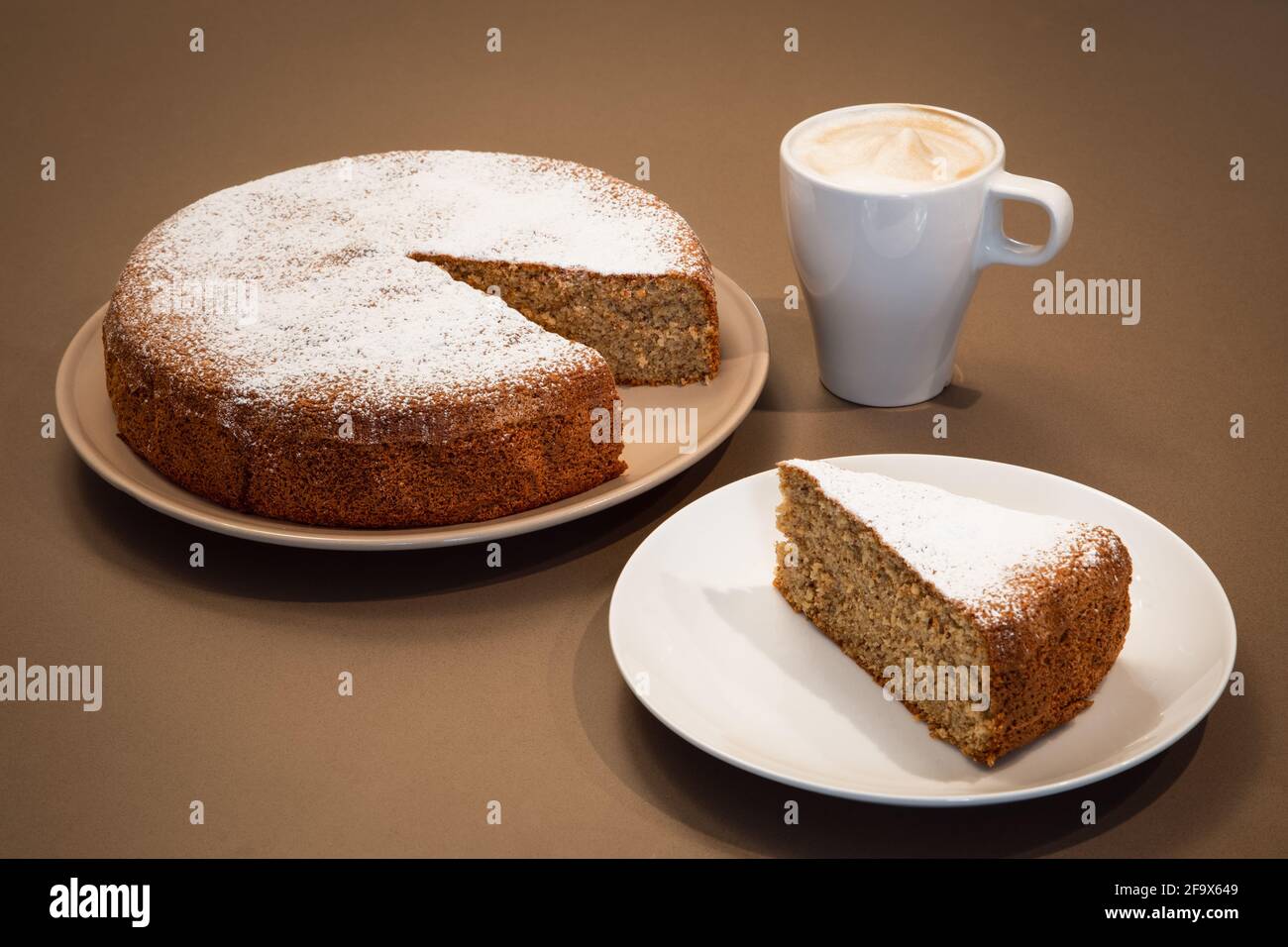 Stück Kuchen aus Mandeln und trockenem Brot mit Cappuccino (Antica torta alle Mandorle e pane) Stockfoto