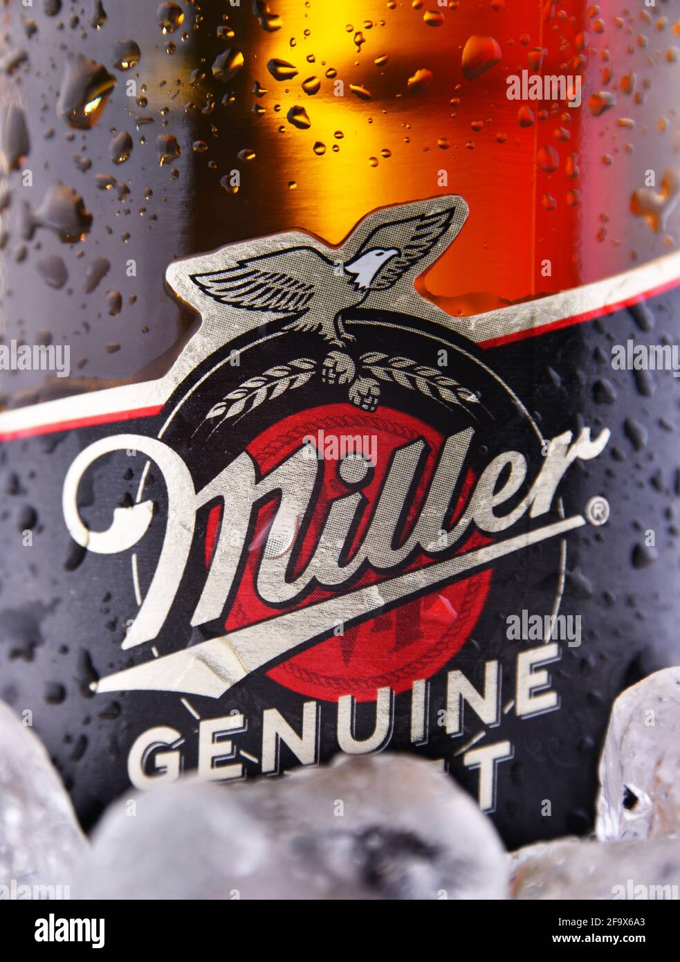 POZNAN, POL - 18. FEB 2021: Flasche Miller Genuine Draft, das original kalt gefilterte abgepackte Fassbier, ein Produkt der Miller Brewing Company OW Stockfoto