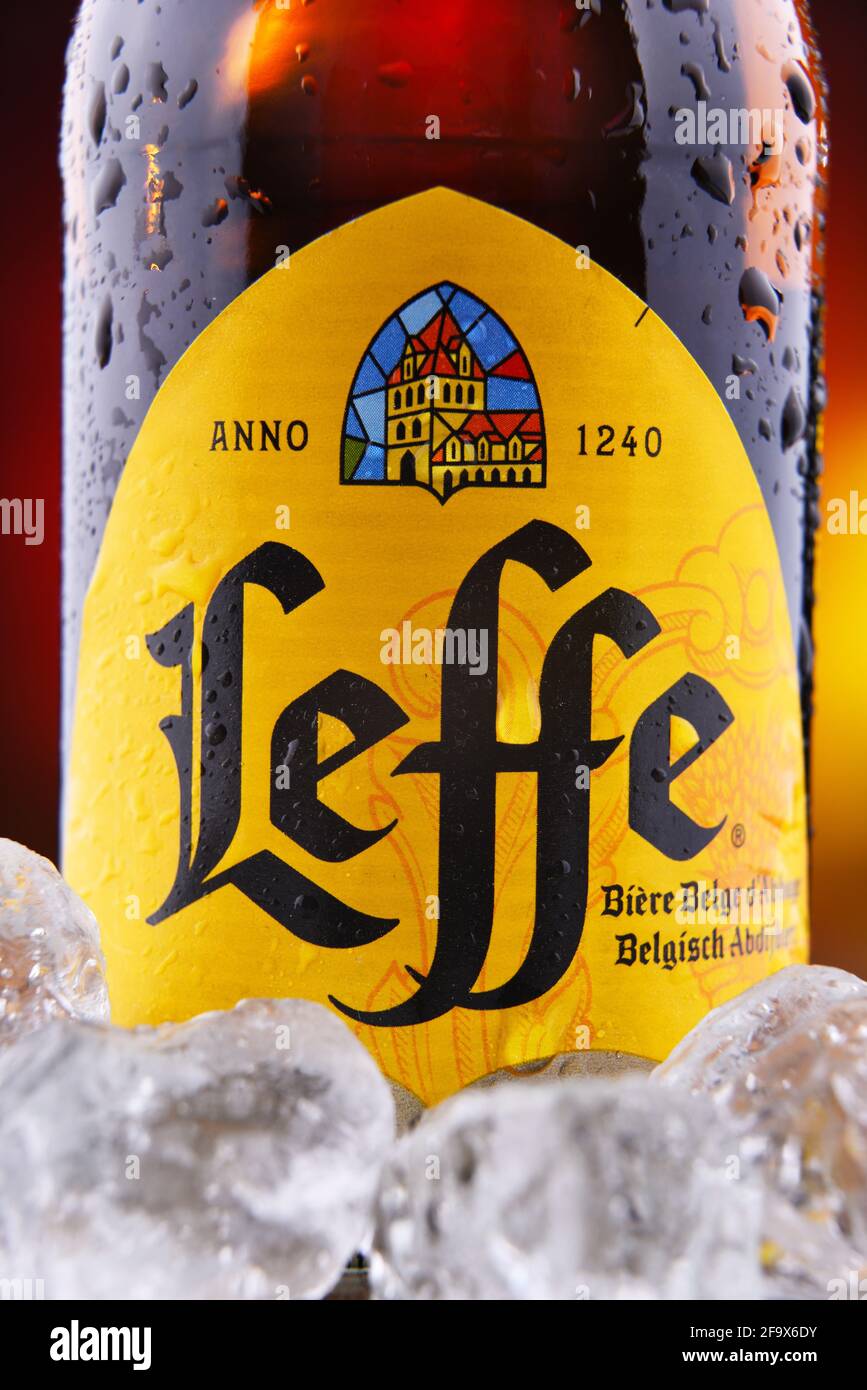 POSEN, POL - 18. FEB 2021: Flasche Leffe, eine Biermarke von InBev Belgium, dem europäischen operativen Arm der globalen Anheuser-Busch InBev bre Stockfoto