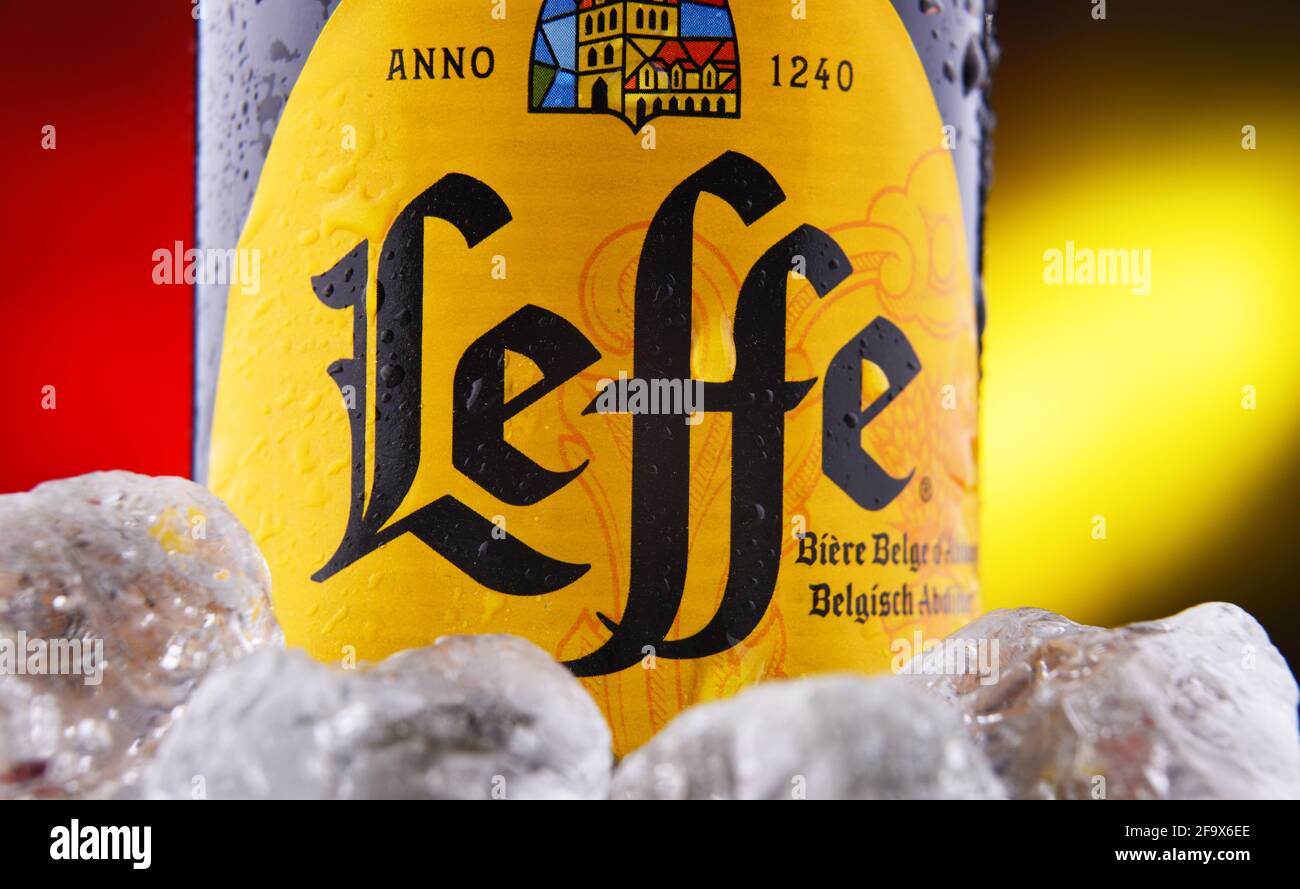 POSEN, POL - 18. FEB 2021: Flasche Leffe, eine Biermarke von InBev Belgium, dem europäischen operativen Arm der globalen Anheuser-Busch InBev bre Stockfoto