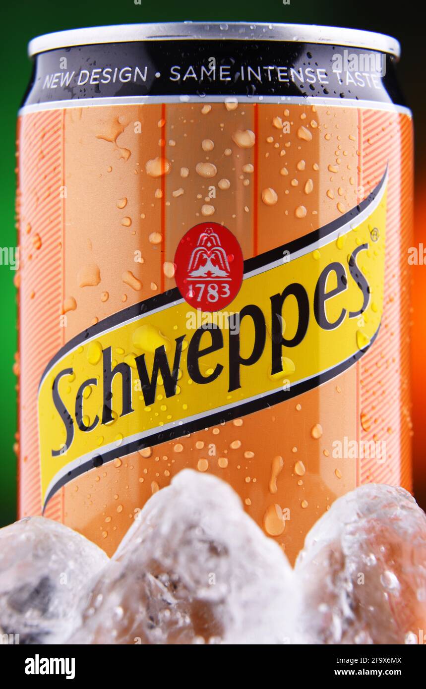 POSEN, POL - 25. FEB 2021: Dose von Schweppes, einer Schweizer Getränkemarke, wurde 1783 eingeführt und weltweit verkauft Stockfoto