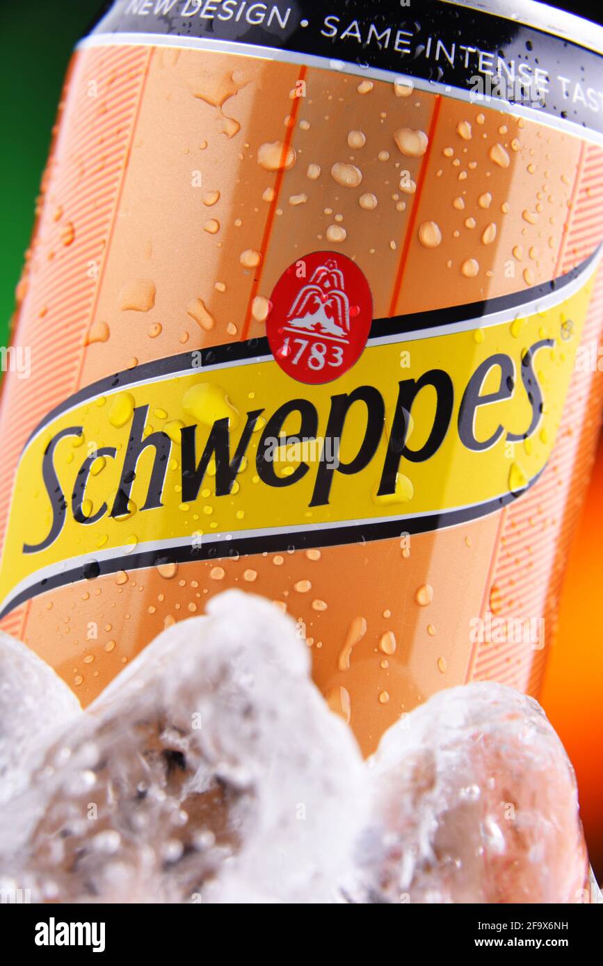 POSEN, POL - 25. FEB 2021: Dose von Schweppes, einer Schweizer Getränkemarke, wurde 1783 eingeführt und weltweit verkauft Stockfoto