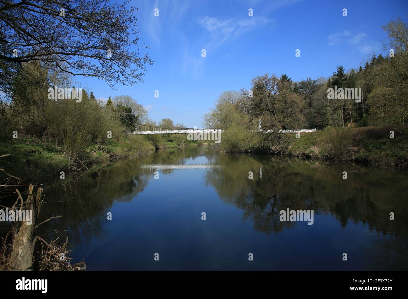 Hängebrücke über den Fluss Severn auf dem Landgut Apley, Shropshire, England, Großbritannien. Stockfoto