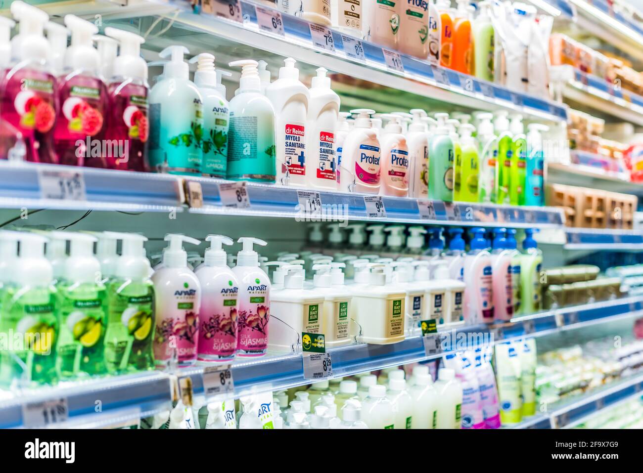 POZNAN, POL - MAR 17, 2021: Kosmetik- und Hautpflegeprodukte werden in einem Parfümerie zum Verkauf angeboten Stockfoto