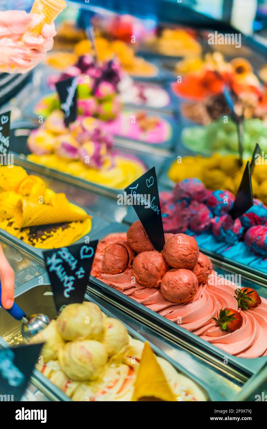 Verschiedene Arten von Eis, die in einem Café verkauft werden. Stockfoto