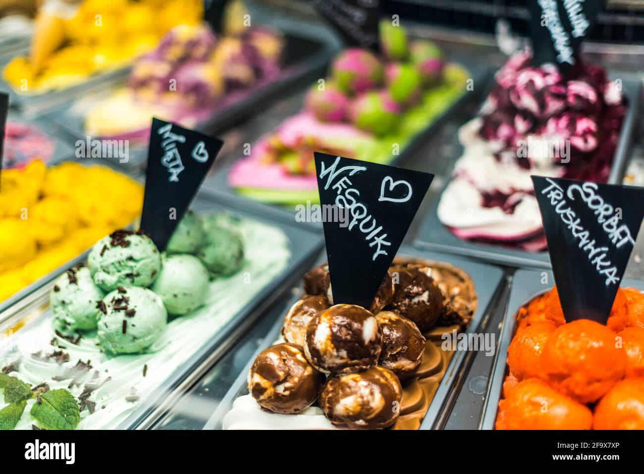 Verschiedene Arten von Eis, die in einem Café verkauft werden. Stockfoto