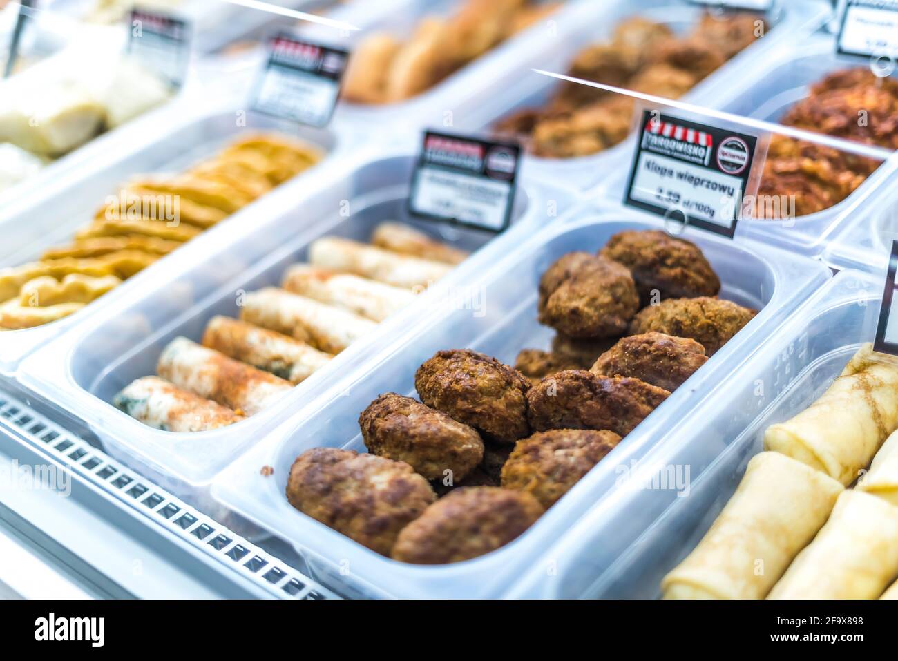 POZNAN, POL - APR 13, 2021: Verzehrfertige Lebensmittel, die in einem Supermarkt zum Verkauf stehen Stockfoto