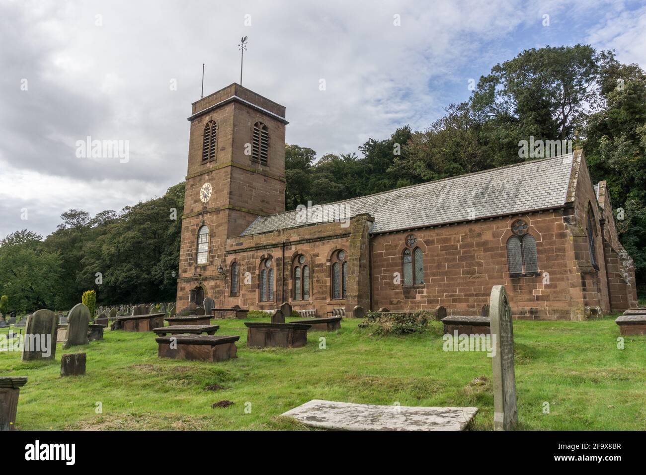 Die anglikanische Pfarrkirche St. Nichola im Dorf Burton, Wirral, Großbritannien; früheste Teile stammen aus dem 14. Jahrhundert Stockfoto