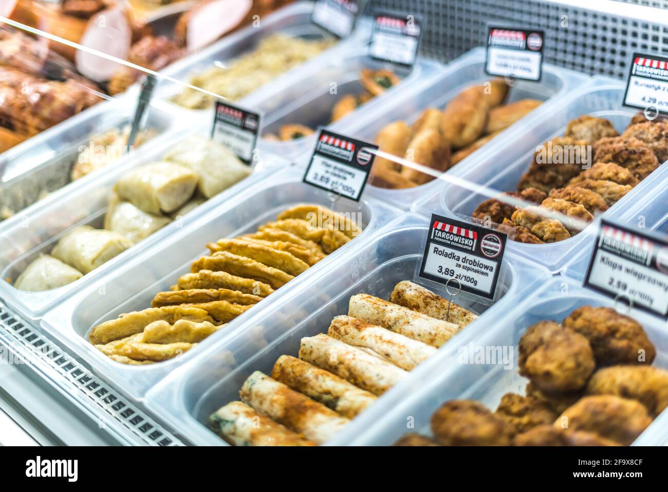 POZNAN, POL - APR 13, 2021: Verzehrfertige Lebensmittel, die in einem Supermarkt zum Verkauf stehen Stockfoto