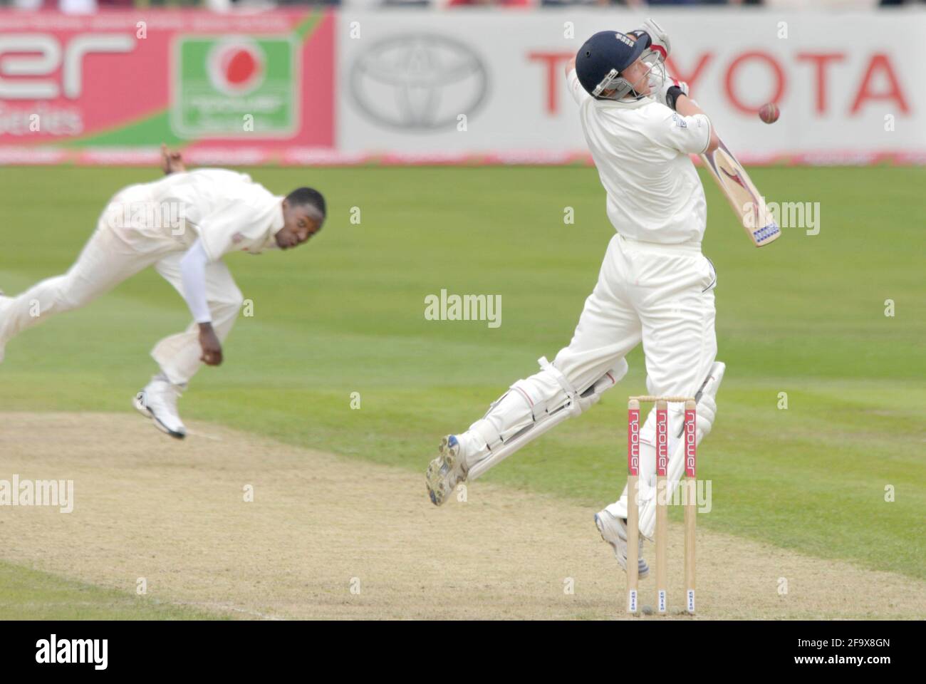 3. TEST ENGLAND V WEST INDIES BEIM ALTEN TRAFFORD. TAG 7/6/07. FIDEL EDWARDS SCHÄLT PAUL COLLINGWOOD BILD DAVID ASHDOWNCRICKET Stockfoto
