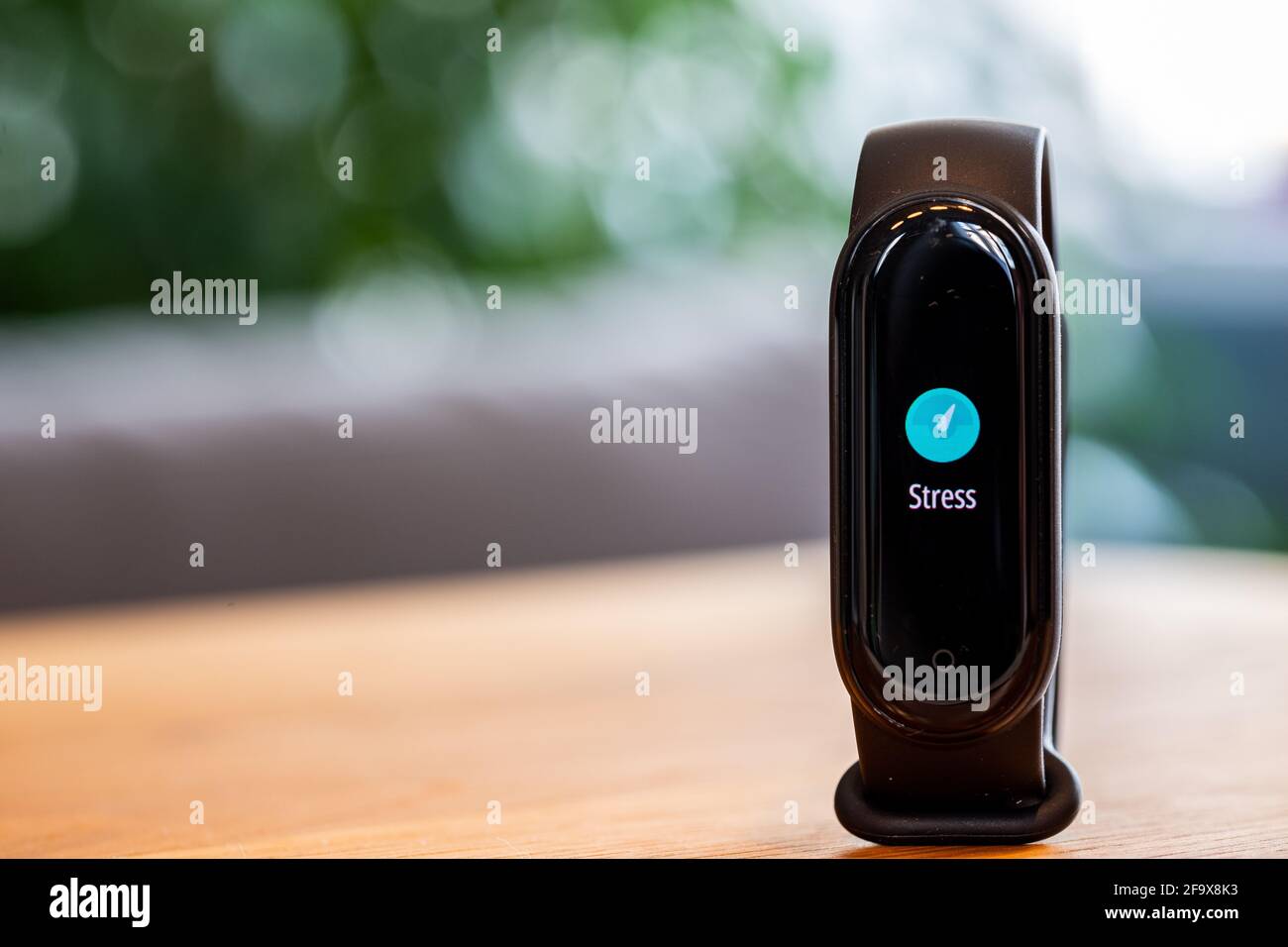 Nahaufnahme eines Fitness-Trackers mit dem Wort Stress Stockfoto