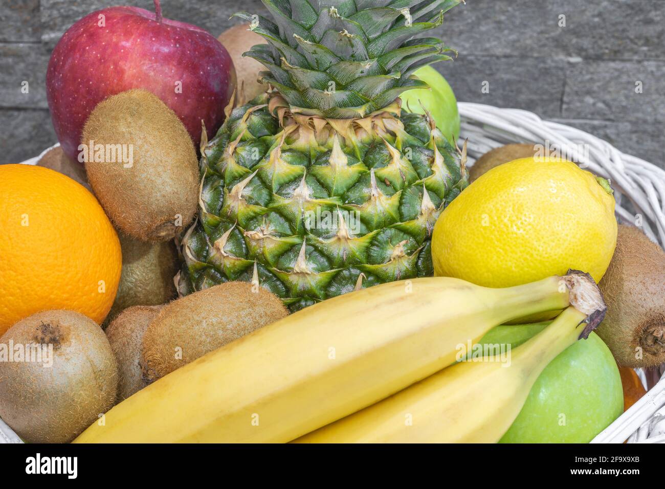 Nahaufnahme von exotischen Früchten auf einem Stapel in einem Korb Stockfoto