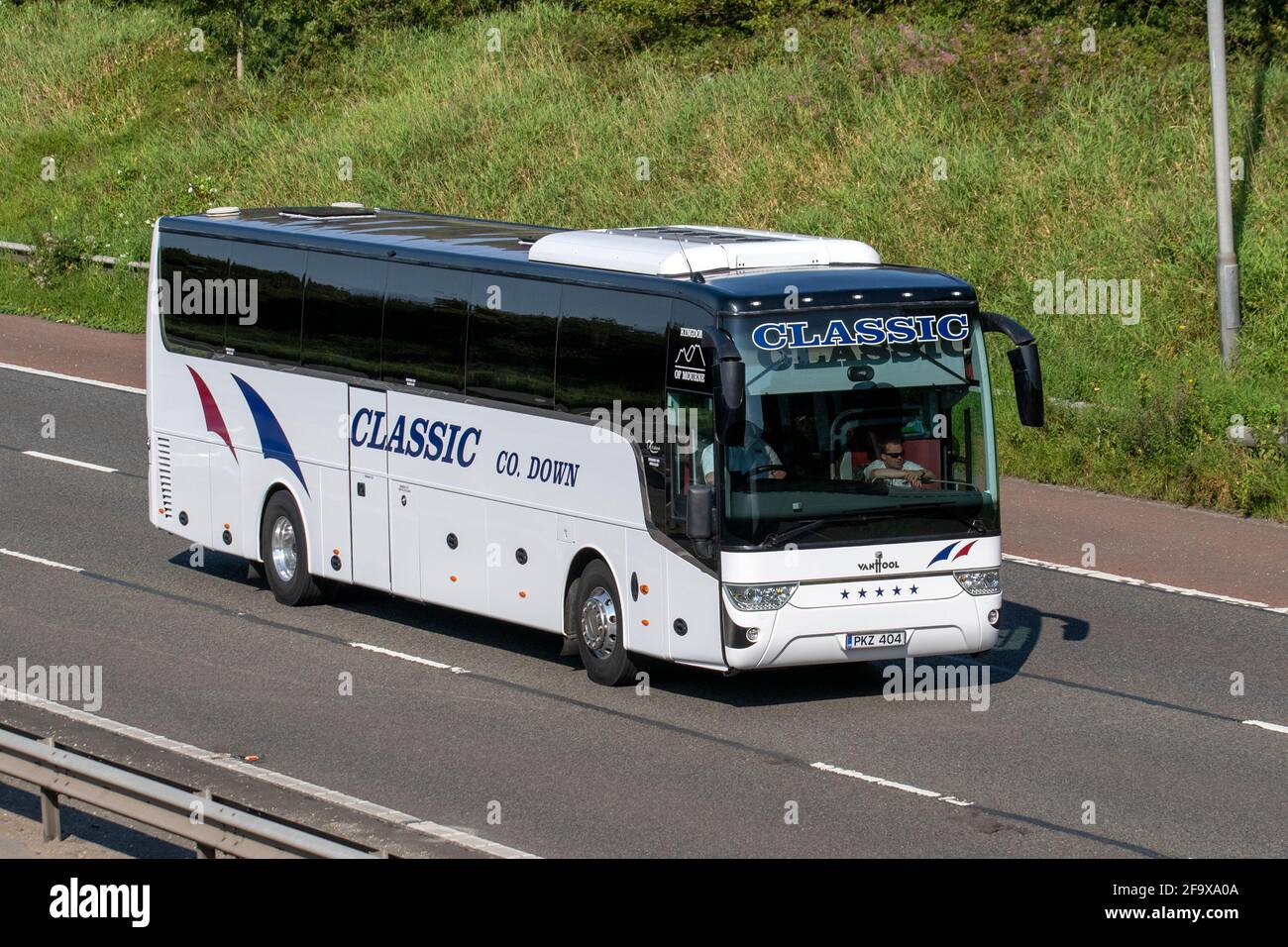 IRLAND Co. Down Classic Van Hool Bustour, irische Busrouten, Intercity, private Vermietung, Tagesausflüge und Urlaubsreisen für Passagiere auf der M6 in Manchester, Großbritannien Stockfoto