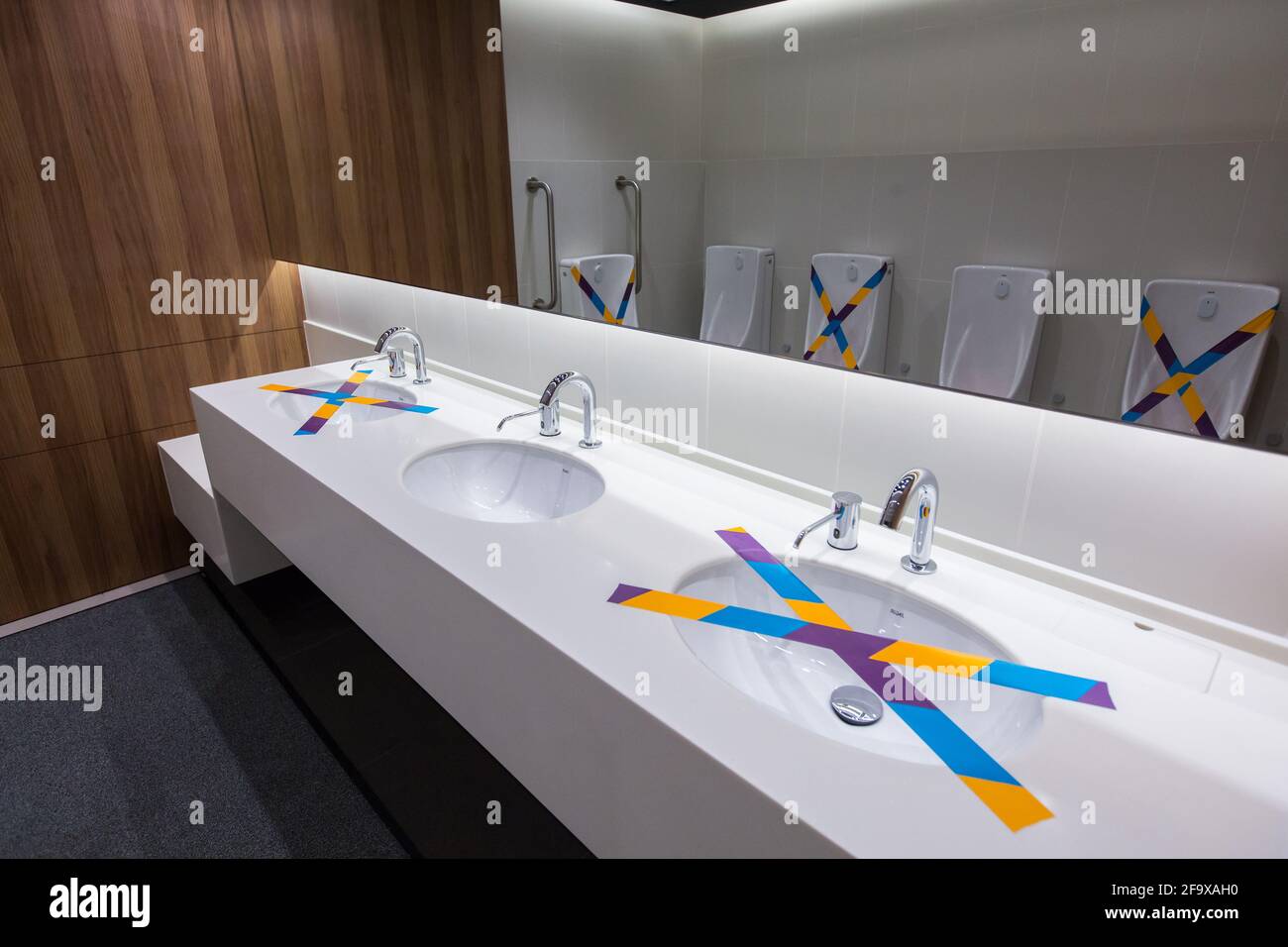 Sichere Distanzierungsmaßnahmen in der Toilette zur Reduzierung der physischen Interaktion für das Wohlergehen der öffentlichen Sicherheit. Singapur. Stockfoto