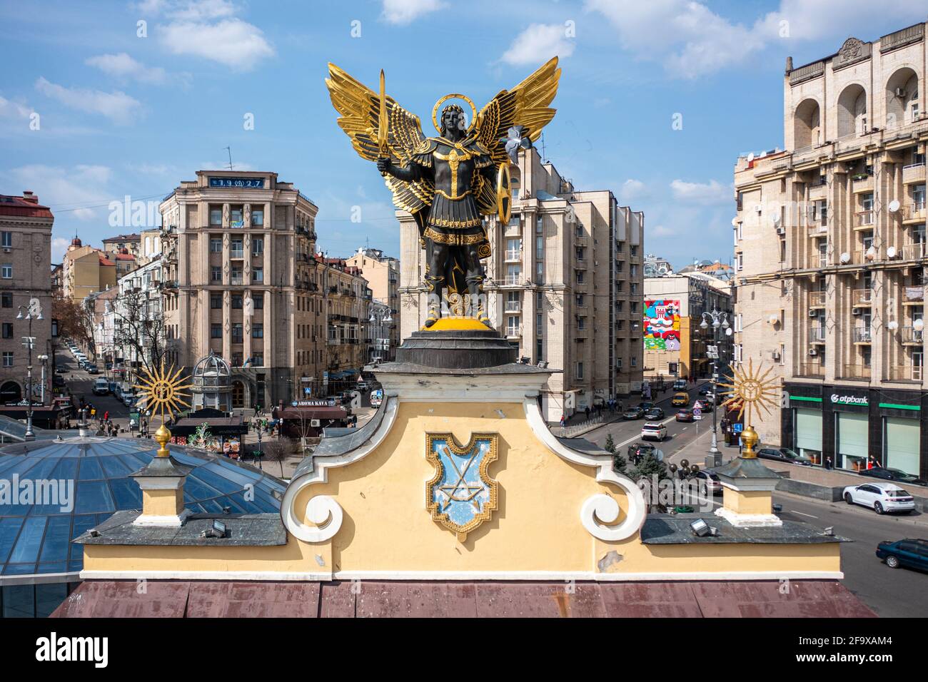 Kiew, Ukraine - 1. April 2021: Statue des heiligen Erzengels Michael, Schutzpatron von Kiew auf dem Unabhängigkeitsplatz. Stockfoto