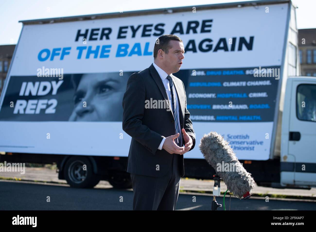 Glasgow, Schottland, Großbritannien. April 2021. IM BILD: Der Abgeordnete Douglas Ross startet eine Werbekampagne, die Nicola Sturgeons Rekord in der Regierung kritisiert. Quelle: Colin Fisher/Alamy Live News Stockfoto