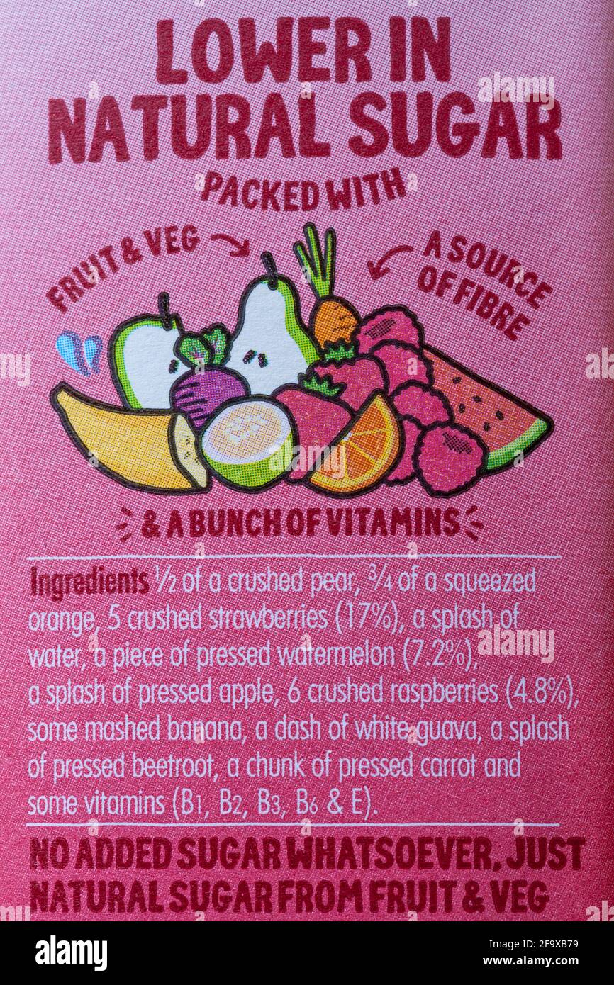 Info über eine Flasche Innocent Berry Leichtes Super-Smoothie-Getränk - weniger Zucker, verpackt mit Obst und Gemüse, einer Quelle von Ballaststoffen und einem Haufen Vitamine Stockfoto