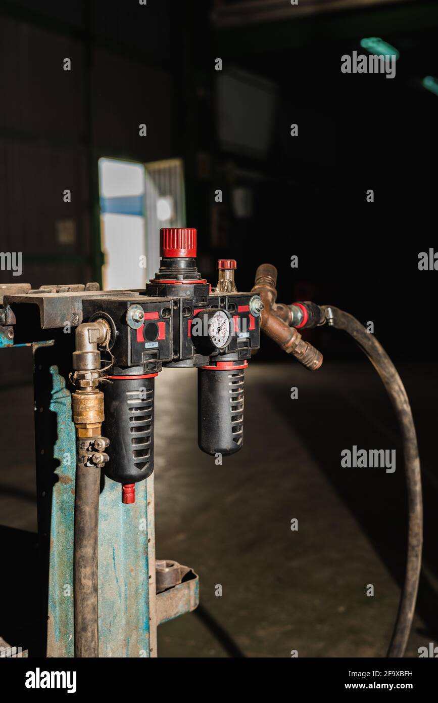 Selektiver Fokus von Luftdruckmanometern in einer Werkstatt Stockfoto