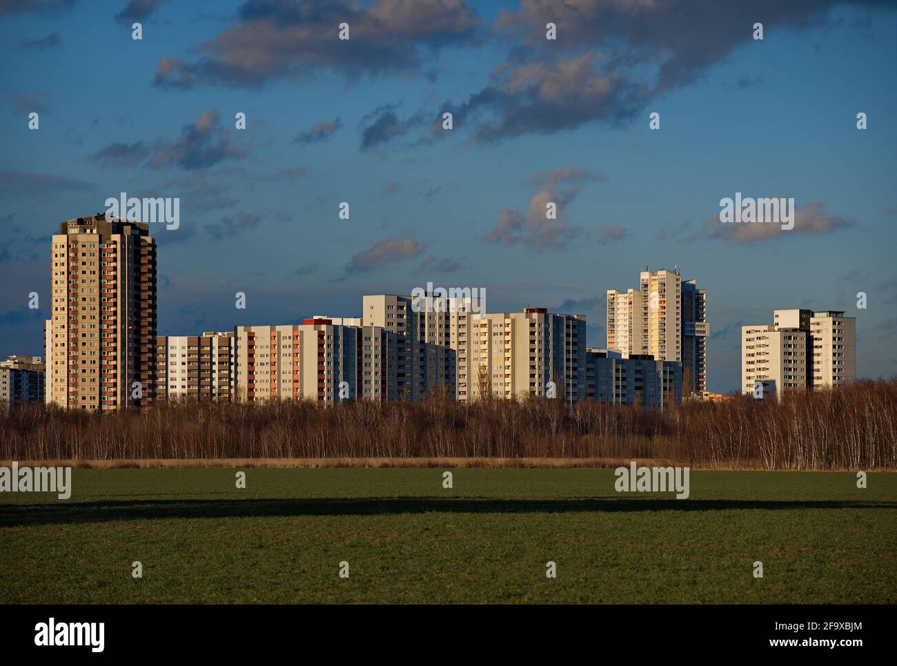 Wohngebäude in Berlin, Bezirk Gropiusstadt, und ein Feld in Großziethen, Land Brandenburg Stockfoto